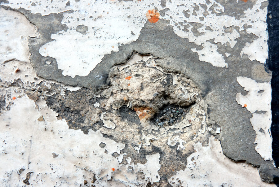 Beton-Ausblühungen entfernen