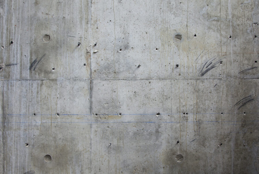 Löcher im Beton füllen