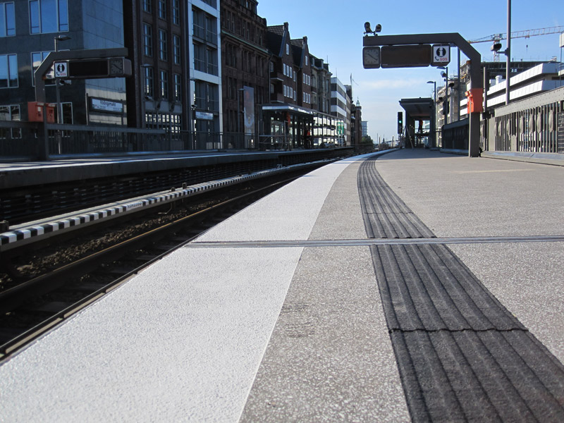 Gussasphaltboden auf einem Bahnsteig