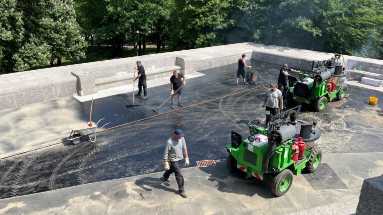 Gussasphalt wird aufgebracht am Hamburger Bismarck-Denkmal