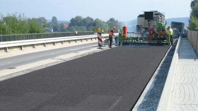 Asphaltaufbringung auf einer Brücke