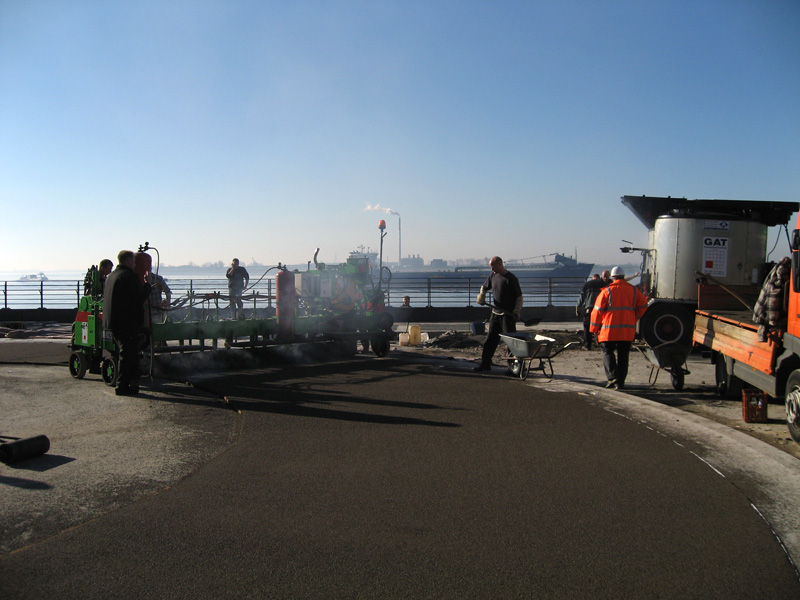Asphaltaufbringung auf einem Parkdeck