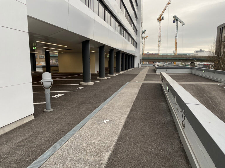 Gussasphaltboden auf einem firmeneigenen Parkplatz